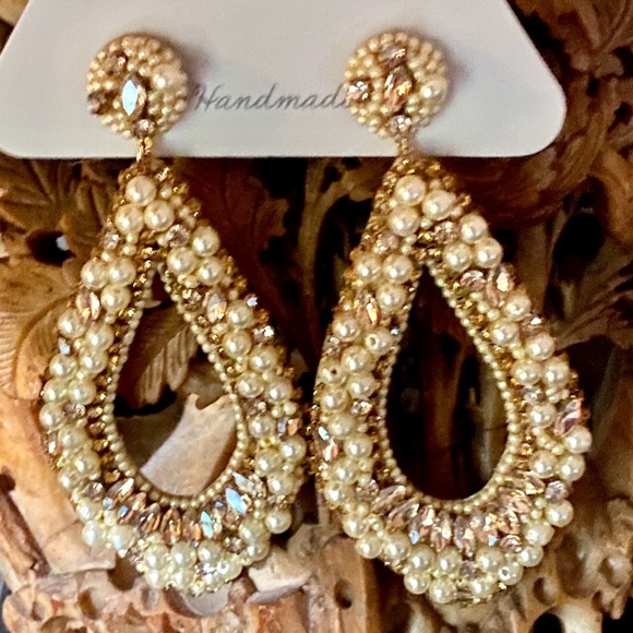 🌺🎉HP🎉🌺 NWT Deepa Gurnani Pearl & Crystal Hoop Chandeliers - Picture 9 of 16